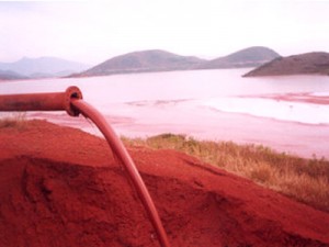 Hồ thải bùn đỏ của mỏ khai thác bô - xít ở Ấn Độ (ảnh: red mud project)