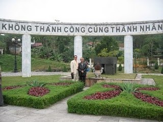 Ngọc Bái và Nguyễn Tiến Lộc trước mộ Nguyễn Thái Học