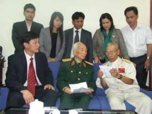 Cựu chiến binh huyện Điện Biên, tỉnh Điện Biên đọc thơ viết tặng Đại tướng Võ Nguyên Giáp. Ảnh: Hồng Hải.
