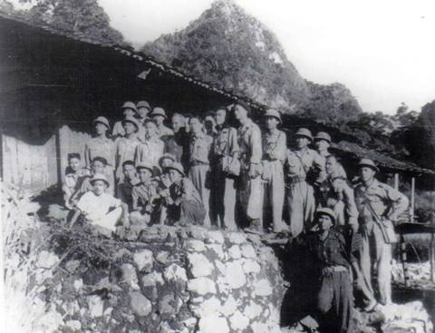 Bác chụp với các cán bộ chủ chốt dự Hội nghị quân sự trong Chiến dịch Biên giới (6/1950) tại nhà ông Lã Văn Ho, xã Quốc Phong, Quảng Hòa, Cao Bằng. Cạnh Bác bên trái là Võ Đại tướng, ông Trần Độ. Ông Phương ngồi dựa vào cột nhà, ngoài cùng bên trái.