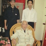 Đại tướng Võ Nguyên Giáp với hai cháu Cù Huy Xuân Đức và Cù Huy Xuân Hiếu