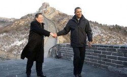 Tổng thống Mỹ Barack Obama bắt tay ông Zhou Wenzhong, Đại sứ Trung Quốc tại Mỹ, trên Vạn Lý Trường Thành. Ảnh của Reuters