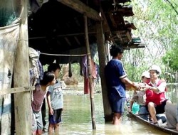 Đồng bào nghèo ở những vùng sâu vùng xa, vùng khó khăn, vùng thiên tai trông vào những phần quà cứu trợ dù vô cùng nhỏ bé ít ỏi. Ảnh minh họa, nguồn VNN.