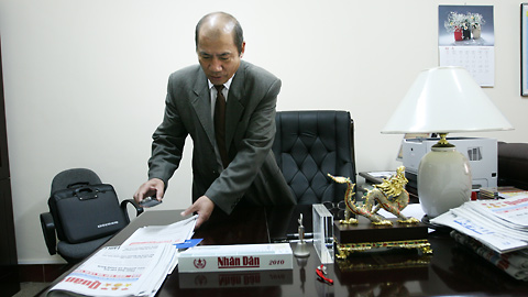 "Chúng tôi thường đùa, làm đại biểu là “bắc gạo chờ cơm người”. Có lúc Ủy ban dài cổ ngồi chờ, bày việc khác ra mà làm. Khi có tài liệu thì lại làm ngày làm đêm".