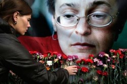 Nhà báo Nga Anna Politkovskaya bị sát hại cách đấy 3 năm, nhưng những tên giết người vẫn chưa bị trừng chị. Báo chí Nga gọi đây là biểu tượng của sự nguy hiểm mà nghề nghiệp này mang lại (Ảnh: csmonitor.com).