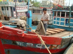 Nguyễn Minh Quang cùng chiếc tàu trở về trong tơi tả sau khi bị đánh cướp nơi vùng biển Hoàng Sa.