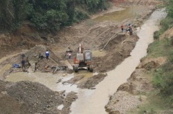 Bới tung sông, suối lên để tìm vàng.