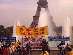 Một cuộc biểu tình của Pháp Luân Công tại Paris năm 2001 phản đối Trung Quốc đàn áo giáo phái này (ảnh tư liệu). Nguồn: www.tibet.fr