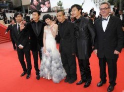 Đạo diễn Lâu Diệp (thứ ba từ phải sang) và ê-kíp làm phim "Xuân phong" tại Liên hoan Điện ảnh Cannes, Pháp.