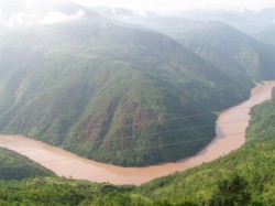 Toàn bộ phần sông Mekong chảy qua phần Trung Quốc là chảy giữa khe núi sâu lòng máng.