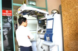 Không có cơ quan nào nhận trách nhiệm trong các vụ ATM rò điện. Ảnh: Đất Việt