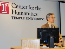 Giáo sư Ngô Vĩnh Long tại buổi hội thảo về tranh chấp chủ quyền Biển Đông tại Philadelphia hôm 25/3/2010. Photo by Đỗ Hiếu/RFA