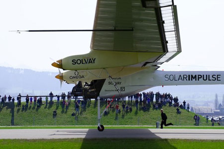 Chiếc Solar Impulse được đưa ra trường bay.