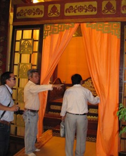 Phòng ngủ dành cho vua Lý Huệ Tông và Hoàng hậu trong phim được dựng lên nơi thờ vua Minh Mạng và Hoàng hậu Hồ Thị Hoa