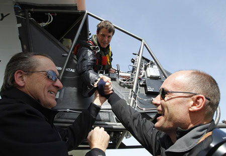 Bertrand Piccard (phải), phi công, kiêm chủ tịch của Solar Impulse cùng Andre Borschberg (trái), CEO kiêm phi công, chúc mừng phi công bay thử nghiệm người Đức Markus Scherdel sau chuyến bay thử nghiệm thành công.