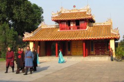 Phim thể hiện bối cảnh lịch sử đời Lý nhưng thực hiện tại lăng vua nhà Nguyễn.
