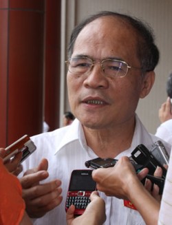 Phó thủ tướng Nguyễn Sinh Hùng trao đổi với báo chí sáng 27/5. Ảnh: T.T.D.
