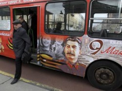 Áp phích ca ngợi Stalin trên đường phố Matxcơva. Reuters