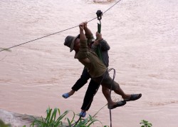 Hằng ngày người dân hai bên bờ dòng sông PôKô phải qua lại bằng cách đu mình trên dây cáp. Ảnh: Sơn Nguyễn