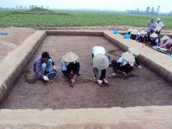 Khai quật tại hố khảo cổ Thành Dền.