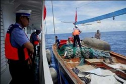 Công an biên phòng Trung Quốc bắt tàu đánh cá và ngư dân Việt Nam hồi năm 2009.