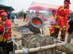 Các nghệ nhân đổ đồng nung chảy cho ra đời chiếc trống đầu tiên trong 100 trống đồng mừng đại lễ 1.000 năm Thăng Long – Hà Nội. Photo courtesy of dddn.com.vn