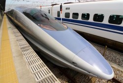 Loại Shinkansen 500-series được Nhật Bản đưa vào sử dụng từ năm 1997 đến nay với công suất thiết kế 300 km/h. Vốn đầu tư cho mỗi đoàn tàu thế này chừng 5 tỷ yen. Ảnh:www.umeboshi-yokocho.com.