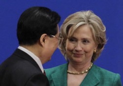 Ngoại trưởng Mỹ Hillary Clinton nhìn Chủ tịch Trung Quốc Hồ Cẩm Đào trong phiên khai mạc của vòng thứ hai Đối thoại Kinh tế và Chiến lược tại Đại lễ đường Nhân dân ở Bắc Kinh ngày 24 tháng 5 năm 2010. AFP PHOTO / POOL / Jason Lee