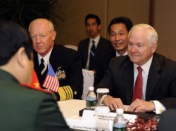 Bộ trưởng Quốc phòng Mỹ Robert Gates họp song phương với đồng nhiệm Việt Nam Phùng Quang Thanh ngày 04/06/10 bên lề Đối thoại Shangri-La. IISS