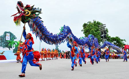 "gần 8000 lễ hội dân gian có là nhiều không? Hay thời gian qua xuất hiện hàng loạt các lễ hội vùng miền, lễ hội du lịch mới khiến dư luận nói lễ hội tổ chức tràn lan? lễ hội vùng miền, lễ hội tỉnh 2 năm/lần có dày không?". Ảnh: VNE