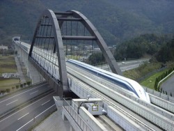 Ai đã đi tàu Shinkansen ở Nhật hoặc TGV ở Pháp chắc cũng mơ một ngày nào đó Việt Nam ta cũng có đường tàu hiện đại nầy. Nhưng không phải giấc mơ nào cũng được nhiều người chia sẻ. Ảnh minh họa.