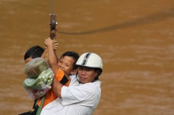 Người dân xã Đăk Ang sẽ không còn phải chịu cảnh qua sông như thế này.