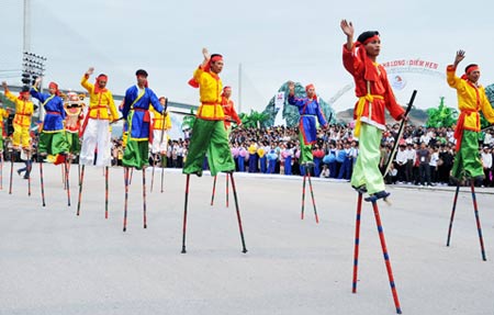 "Không nên để chính trị, tỉnh ủy can thiệp quá sâu vào tổ chức lễ hội mang tính dân gian.. Nói đến lễ hội là nói đến cái gốc lịch sử, chứ không thể sáng tác ra rồi bảo đó là lịch sử thì là nhạo báng lịch sử".