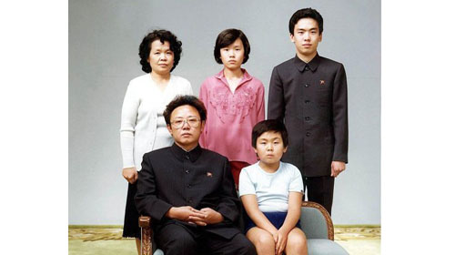 Ông Kim Jong-il ngồi cạnh "cậu cả" Jong Nam lúc đó mới 10 tuổi vào năm 1981. Ảnh: AP