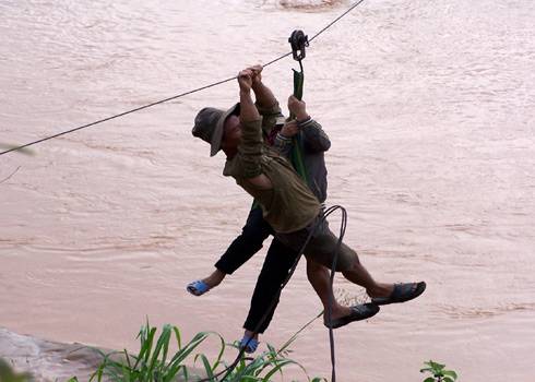 Người dân đi làm bằng... nghệ thuật xiếc. Ảnh: Sơn Nguyễn