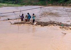 Hình dáng học trò nhỏ nhoi giữa dòng sông Pô Kô hung dữ trong mùa mưa