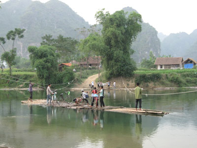 Học sinh xã Quyết Thắng (Hữu Lũng, Lạng Sơn) ngày nào cũng 2 lần qua sông bằng mảng, bám dây như thế này. Ảnh: Dân trí