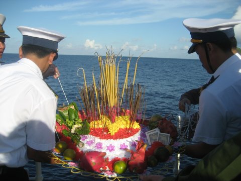 Lễ tưởng niệm xong, vòng hoa được thành kính thả xuống biển tri ân các liệt sĩ. Ca sĩ Khánh Hòa (Nhà hát ca múa nhạc Thăng Long) nức nở, nghẹn ngào hát khúc tưởng niệm xoáy sâu thêm lòng người nỗi đau và niềm nhớ.