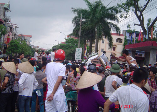 Xe tang chở thi hài nạn nhân ở cổng UBND tỉnh. Ảnh blog Tooanh@ynail.com