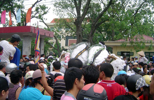 Xe tang chở thi hài nạn nhân ở cổng UBND tỉnh. Ảnh blog Tooanh@ynail.com