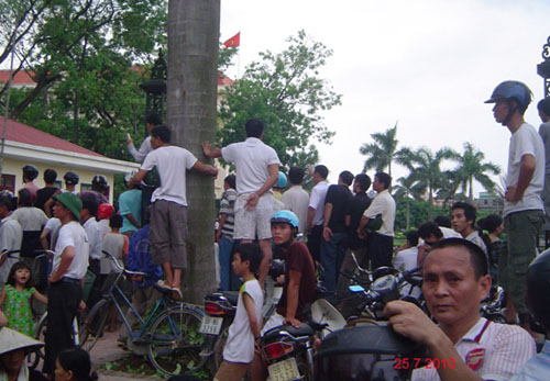 Trèo lên cả hệ thống tường rào UBND tỉnh. Ảnh blog Tooanh@ynail.com
