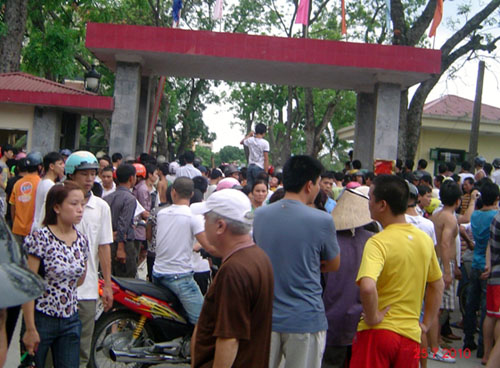 Người dân đã phá cổng và tấm biển UBND tỉnh BG. Ảnh blog Tooanh@ynail.com