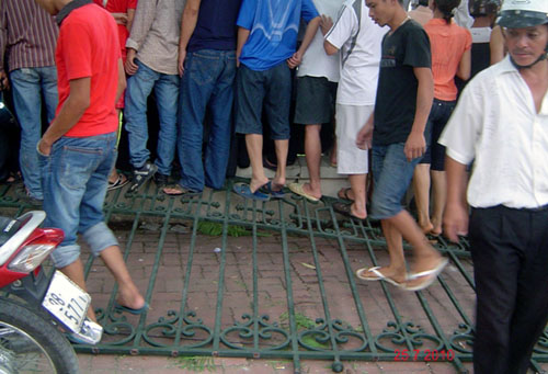 Hàng rào UBND bị phá đổ. Ảnh blog Tooanh@ynail.com
