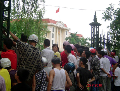 Hàng rào UBND bị phá đổ. Ảnh blog Tooanh@ynail.com