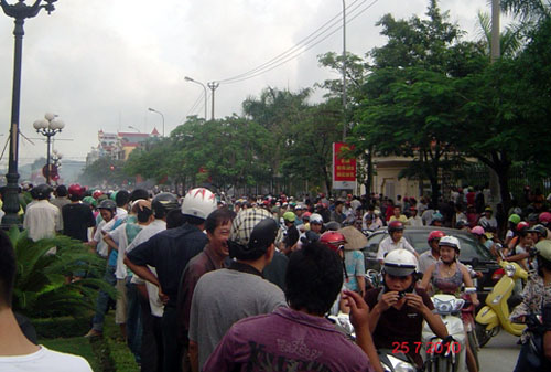 Cổng UBND tỉnh phía đường Hùng Vuong. Ảnh blog Tooanh@ynail.com