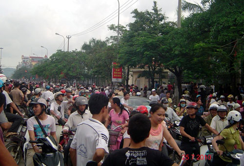 Cổng UBND tỉnh phía đường Hùng Vuong. Ảnh blog Tooanh@ynail.com