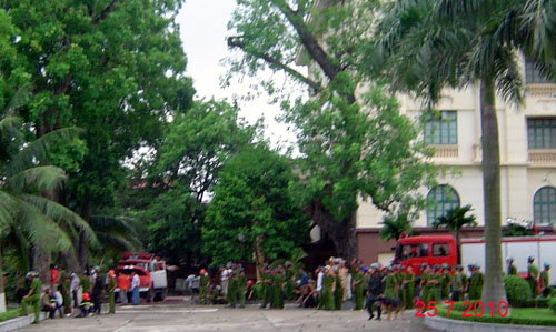 CS cơ động trong sân UBND tỉnh. Ảnh blog Tooanh@ynail.com