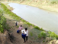 Nhiều tháng nay, người dân xã Thạch Cẩm (Thạch Thành - Thanh Hóa) phải đi bộ 1 – 2 km ra sông Bưởi lấy nước sinh hoạt. Ảnh: Hoàng Lan.