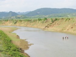 Nhiều dòng sông cạn trơ đáy khiến cuộc sống của người dân khốn đốn. Ảnh: Hoàng Lam