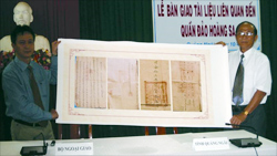 UBND tỉnh Quảng Ngãi bàn giao tờ lệnh quý cho Bộ Ngoại giao vào ngày 10.4.2009. Văn bản cổ này được ban hành ngày 15 tháng 4 năm Minh Mạng thứ 15 (Giáp Ngọ - 1834) khẳng định chủ quyền hai quần đảo Hoàng Sa và Trường Sa của VN, được gia tộc họ Đặng ở đảo Lý Sơn gìn giữ ngót gần 200 năm qua